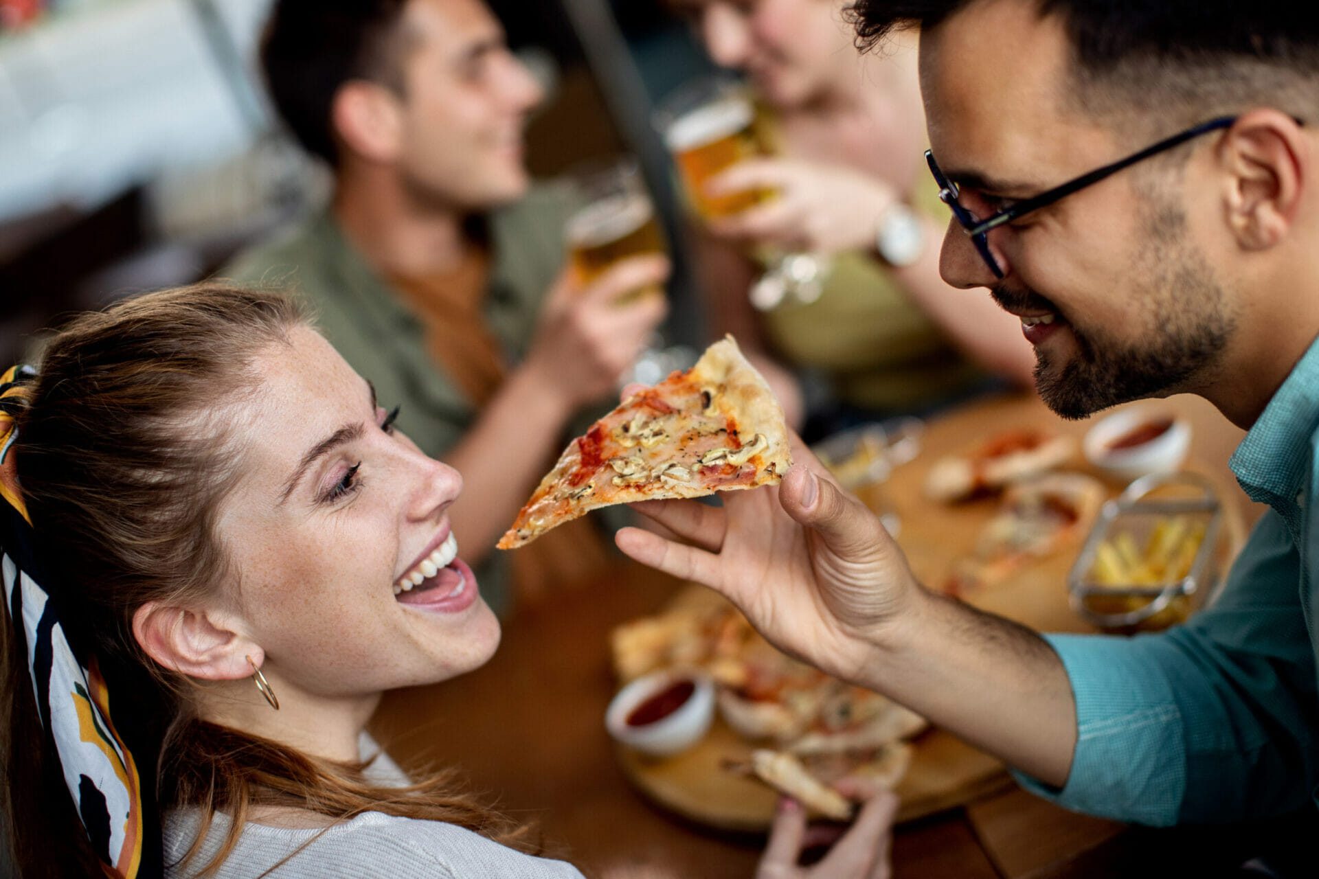 ragazzi che mangiano la pizza